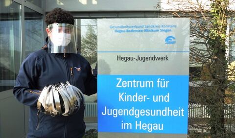 (Gailingen) Als Vertreter der Schülerfirma 3D Inventions brachte Peter Umbscheiden 20 Exemplare der gemeinsam mit der Firma Förstertechnik aus Engen angefertigten Gesichtsschilder als Spende im Hegau-Jugendwerk vorbei. Bild: Kranz